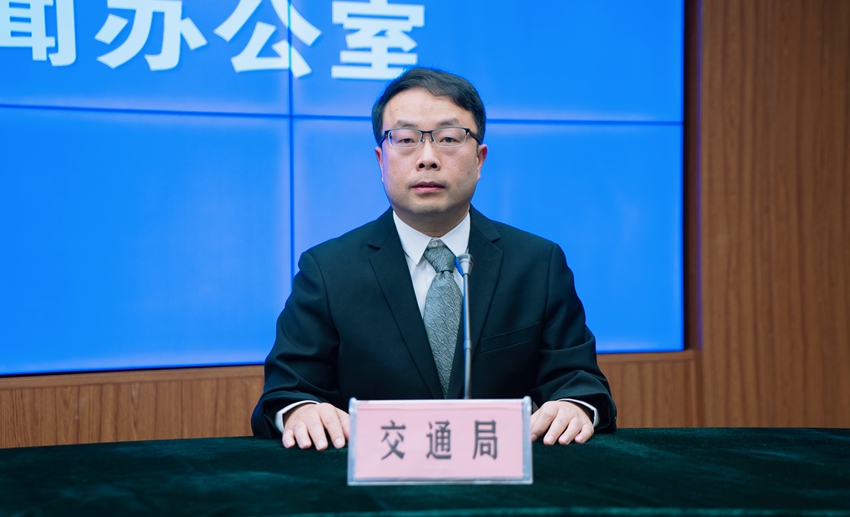 長白山管委會交通局副局長劉濤發言。