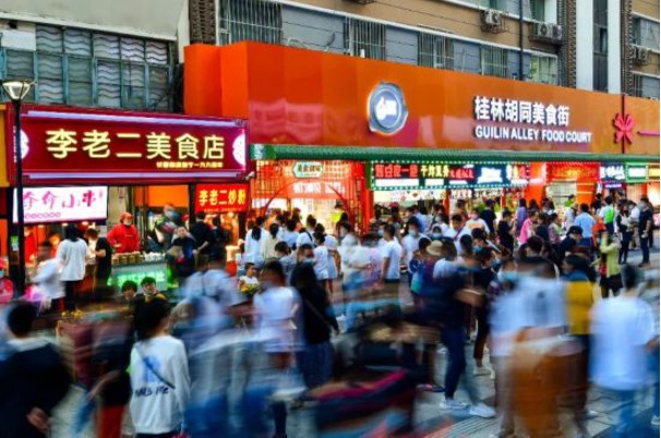  細微處，重新定義繁華凌晨兩點，婁紅艷萬萬沒有想到，美食街上燈火通明，人群熙熙攘攘。這是8月末的桂林路。她甚至疑惑地看了下手機里的時間，是2：00沒錯。