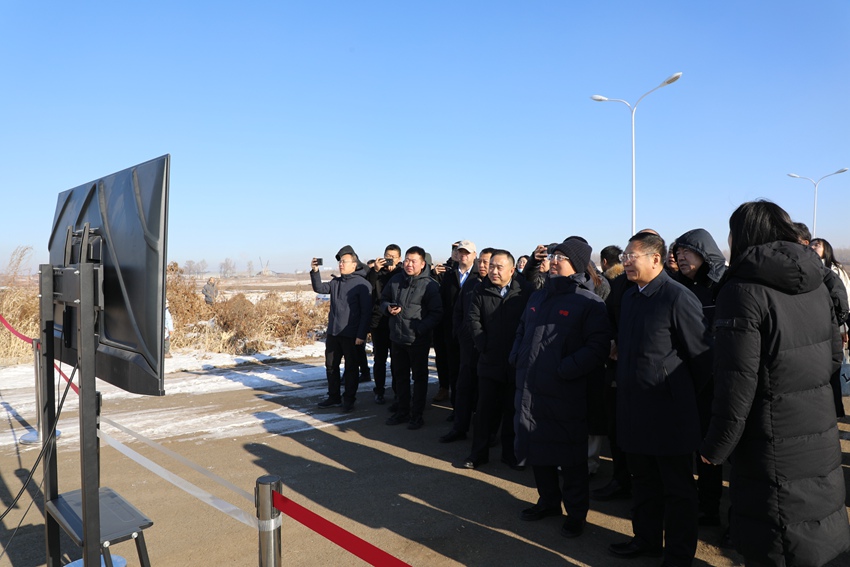 參加活動(dòng)代表現(xiàn)場觀摩長光博翔世界首創(chuàng)雙飛翼垂直起降固定翼無人機(jī)試飛。