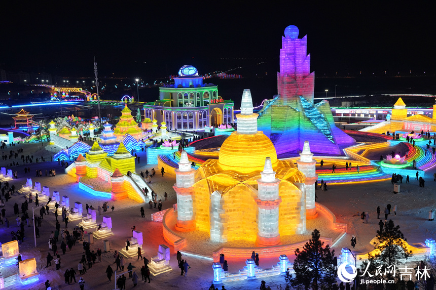 16日，長春冰雪新天地景區亮燈迎客。人民網記者 李洋攝