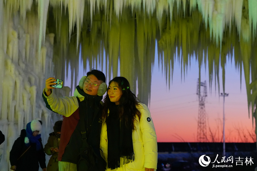 游客在冰雕造型前合影留念。人民網(wǎng)記者 李洋攝