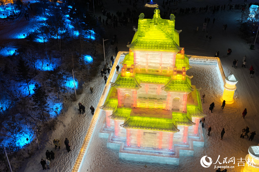 長春冰雪新天地景區內的大型冰雕。人民網記者 李洋攝