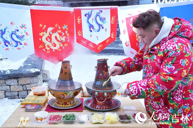 松花湖雪街上供游客品嘗的烏拉滿族火鍋。人民網(wǎng)記者 李洋攝
