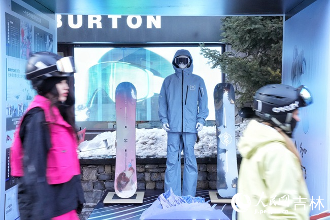 松花湖雪街展示的冰雪服飾。人民網(wǎng)記者 李洋攝