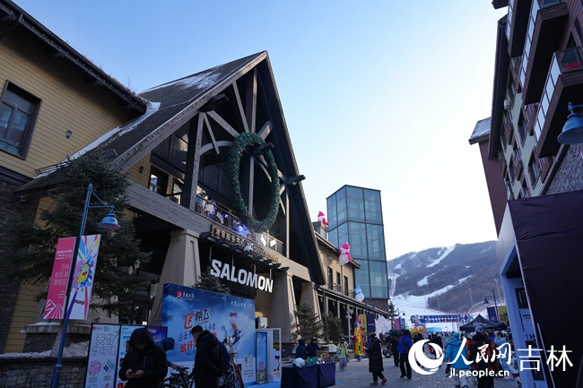 松花湖雪街。人民網(wǎng)記者 李洋攝