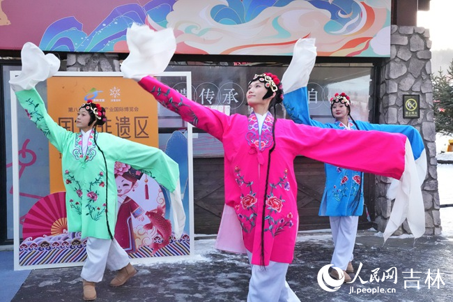 松花湖雪街展示的京劇快閃秀。人民網(wǎng)記者 李洋攝