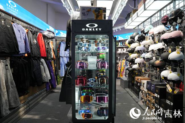 北大湖雪街展示的冰雪裝備。人民網記者 李洋攝