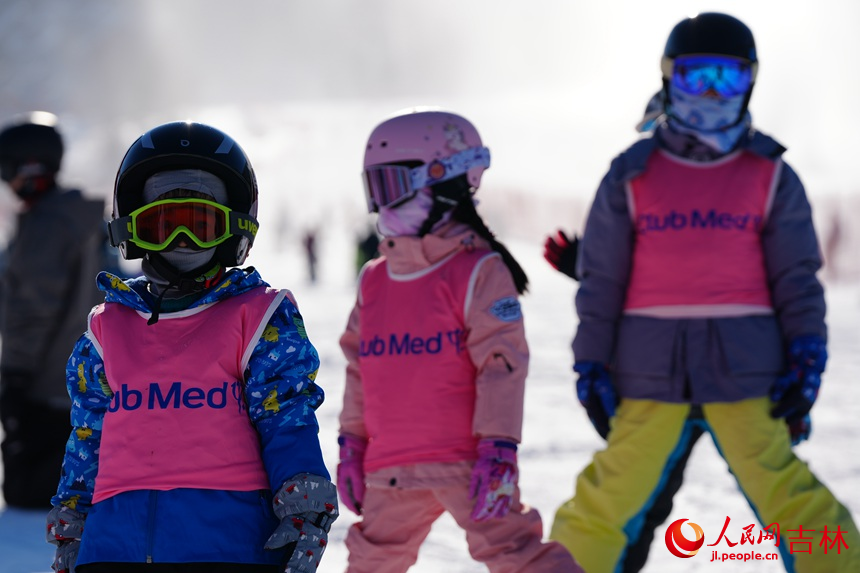 小朋友們在吉林北大湖滑雪度假區暢滑粉雪。人民網記者 李洋攝