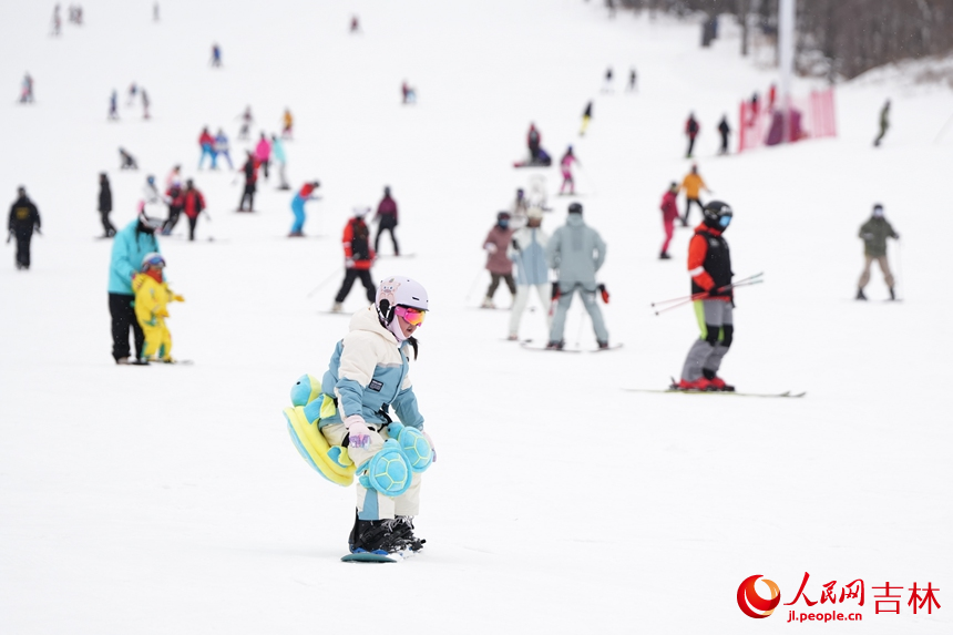 小朋友們在吉林北大湖滑雪度假區暢滑粉雪。人民網記者 李洋攝