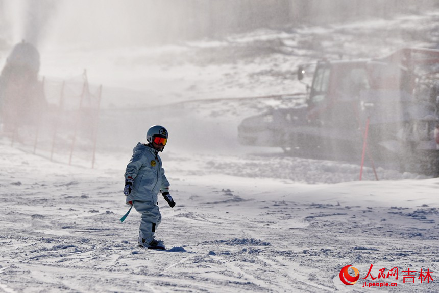一名小朋友在吉林北大湖滑雪度假區暢滑粉雪。人民網記者 李洋攝