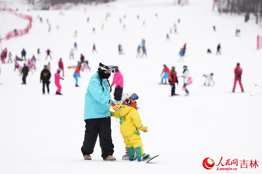 在吉林北大湖滑雪度假區，家長帶著小朋友感受冰雪運動的樂趣。人民網記者 李洋攝