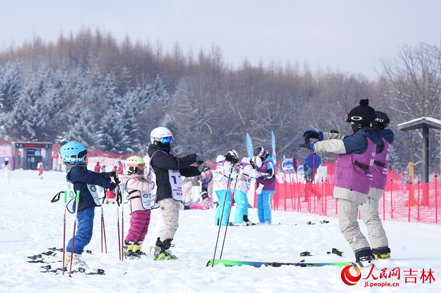 在長(zhǎng)白山滑雪度假區(qū)，教練帶著小朋友們進(jìn)行滑雪前的熱身運(yùn)動(dòng)。人民網(wǎng)記者 李洋攝