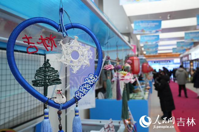 長春天定山雪街展示的文創產品。人民網記者 李洋攝
