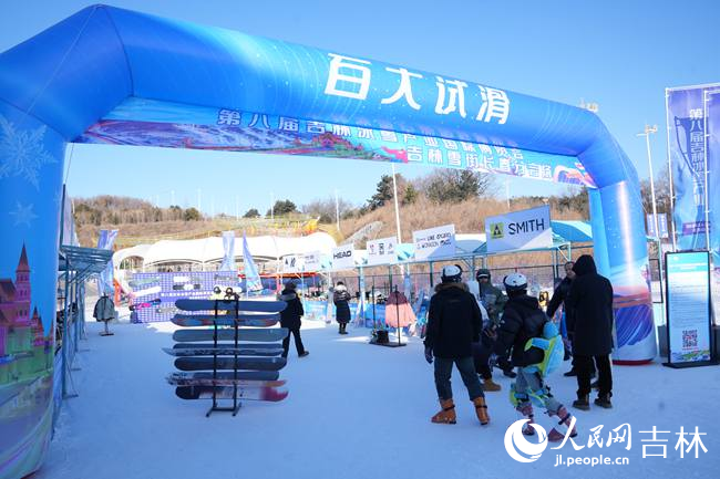 長春天定山雪街展示的非遺項目和文創產品。人民網記者 李洋攝