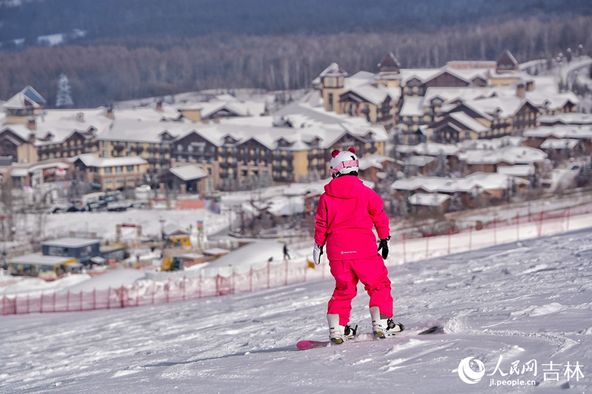 滑雪愛好者在白山市華美圣地山地滑雪場暢滑粉雪（12月21日攝）。人民網記者李洋攝