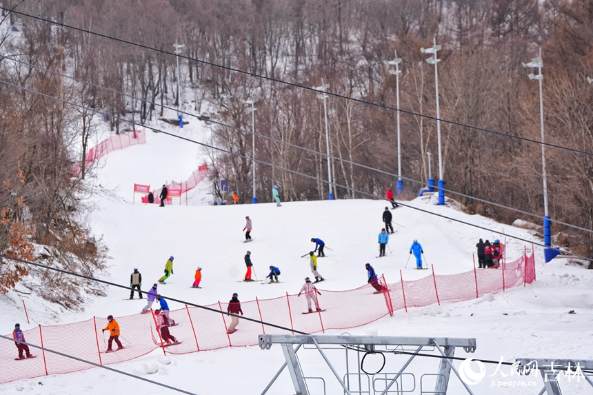 在吉林北大湖滑雪度假區，來自全國各地的滑雪愛好者在群山與樹影間飛馳而下，享受冰雪運動的激情與快樂（12月20日攝）。人民網記者 李洋攝