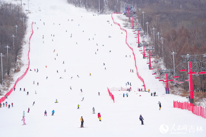 吉林北大湖滑雪度假區(qū)人頭攢動（12月20日攝）。人民網(wǎng)記者 李洋攝