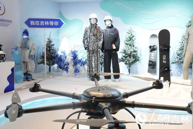 北大湖雪街展示的吉林本土冰雪裝備。人民網記者 李洋攝