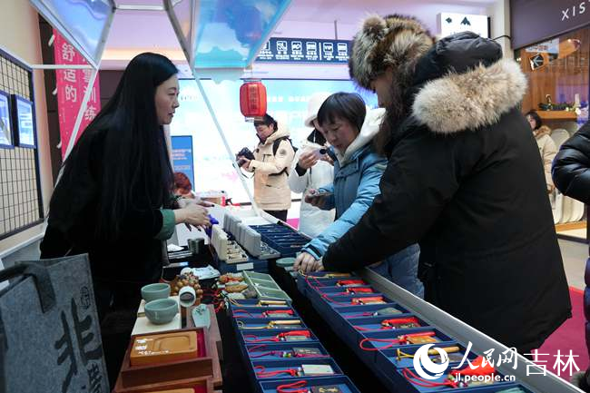 游客在長春天定山雪街逛展。人民網記者 李洋攝