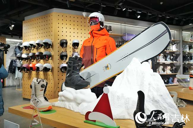 通化萬峰雪街展示的冰雪服飾。人民網記者 李洋攝