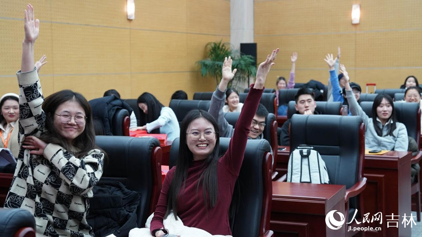 活動現場，同學們積極參與到互動環節中。人民網記者李成偉攝