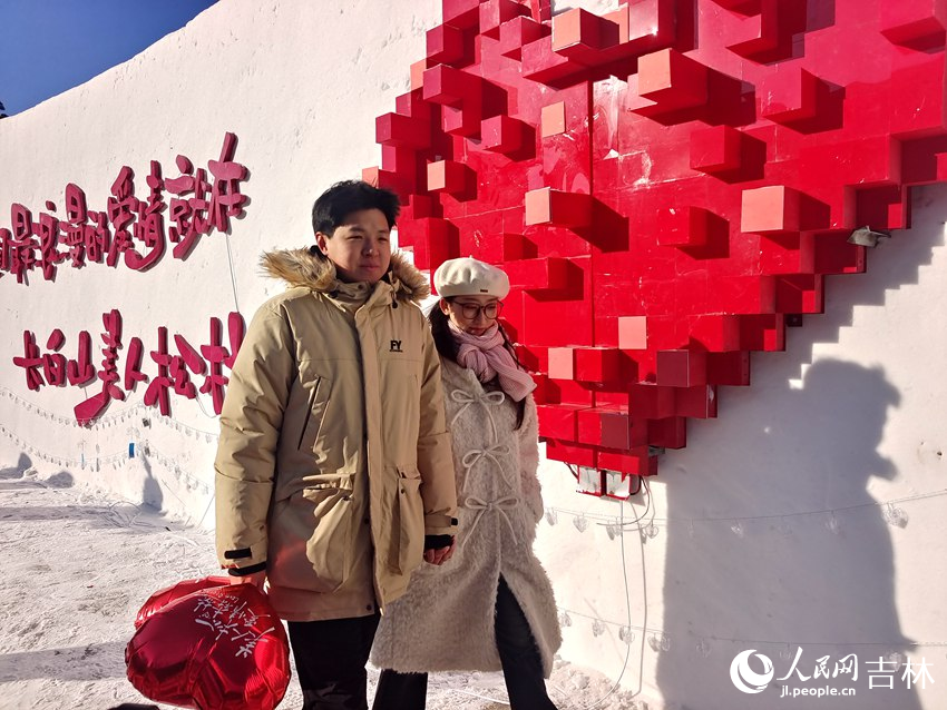 一對戀人攜手走向幸福。人民網(wǎng)記者 關思聰攝