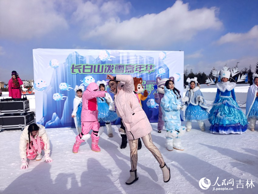 長白山潑雪嘉年華活動現場。人民網記者 關思聰攝
