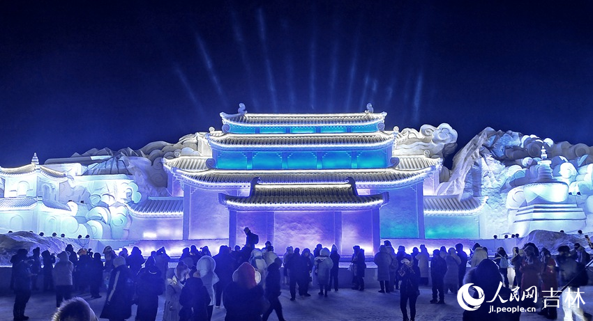 夜景下的“云頂天宮”。人民網記者 關思聰攝