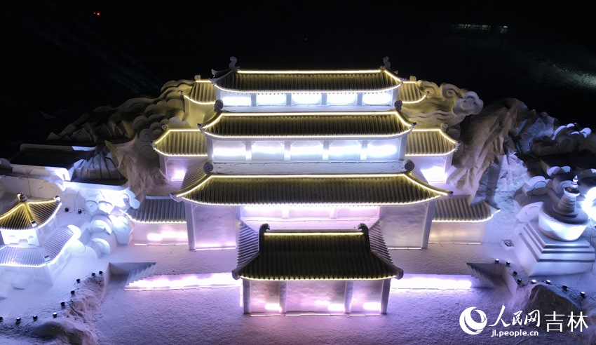 夜景下的“云頂天宮”。人民網 邱茜攝