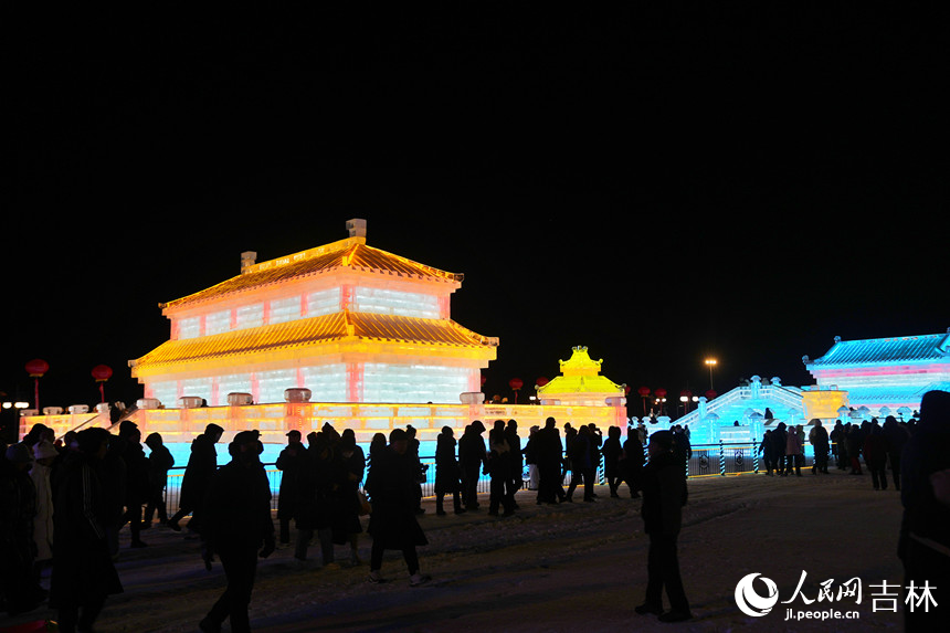 活動現(xiàn)場人流如織。人民網(wǎng)記者 李洋攝