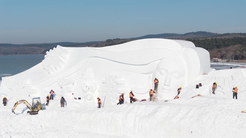 凈月潭雪世界主雪雕《凈月飛雪》。(凈月潭景區(qū)供圖)
