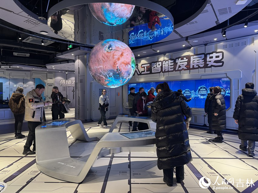 時空旅程通過科技手段展示人工智能發展史。人民網記者 李思玥攝