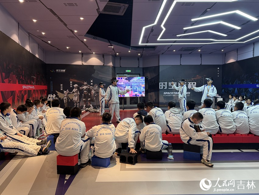 孩子們帶上VR眼鏡展開激烈的對決。人民網記者 李思玥攝