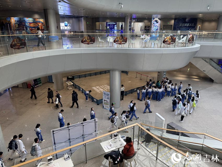 小朋友們來到時空旅程開展研學活動，領略人工智能科技的神奇魅力。人民網記者 李思玥攝