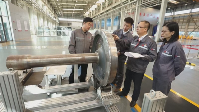 朱彥（右二）和團隊開展動車組研發工作。（中車長春軌道客車股份有限公司供圖）