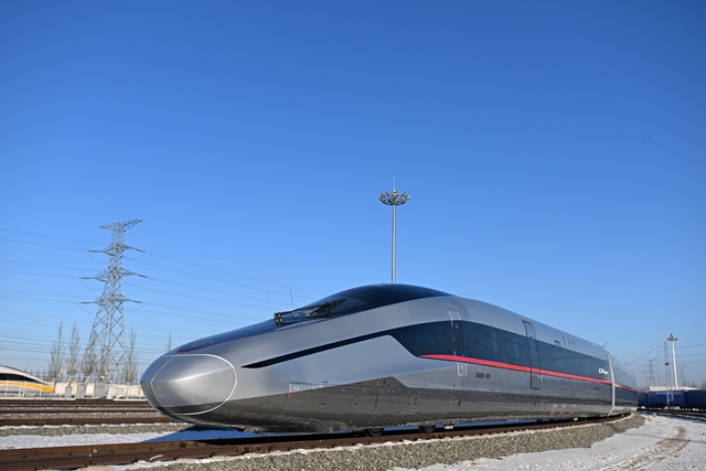 CR450BF動車組在中車長客股份公司進行調試。（中車長春軌道客車股份有限公司供圖 李顏君攝）