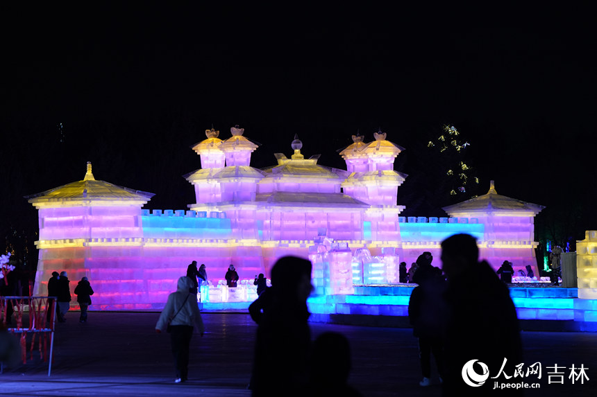 景區內的大型冰燈展。人民網記者 李洋攝