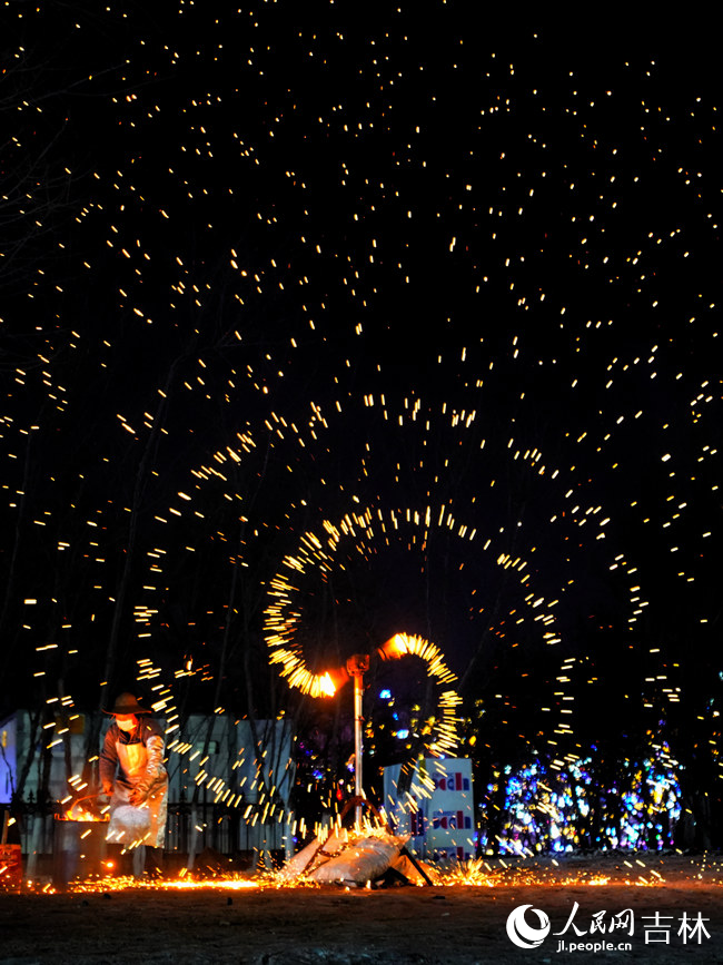 景區(qū)內(nèi)上演“打鐵花”非遺表演。人民網(wǎng)記者 李洋攝