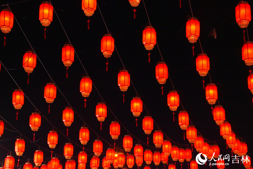 千組紅燈籠點亮冬夜，年味十足。人民網記者 李洋攝