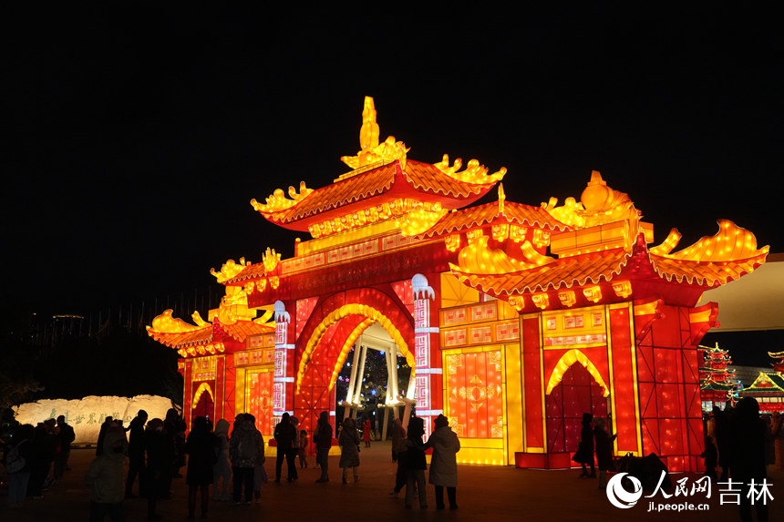 長春世界雕塑園的國潮不夜城景區(qū)。人民網(wǎng)記者 李洋攝