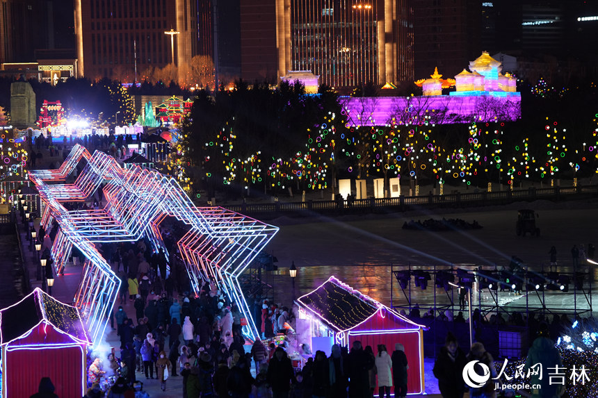 長春世界雕塑園內的“冰雪+光影”藝術場景。人民網記者 李洋攝 