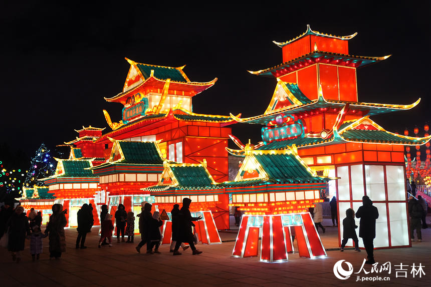 長春世界雕塑園的國潮不夜城景區。人民網記者 李洋攝