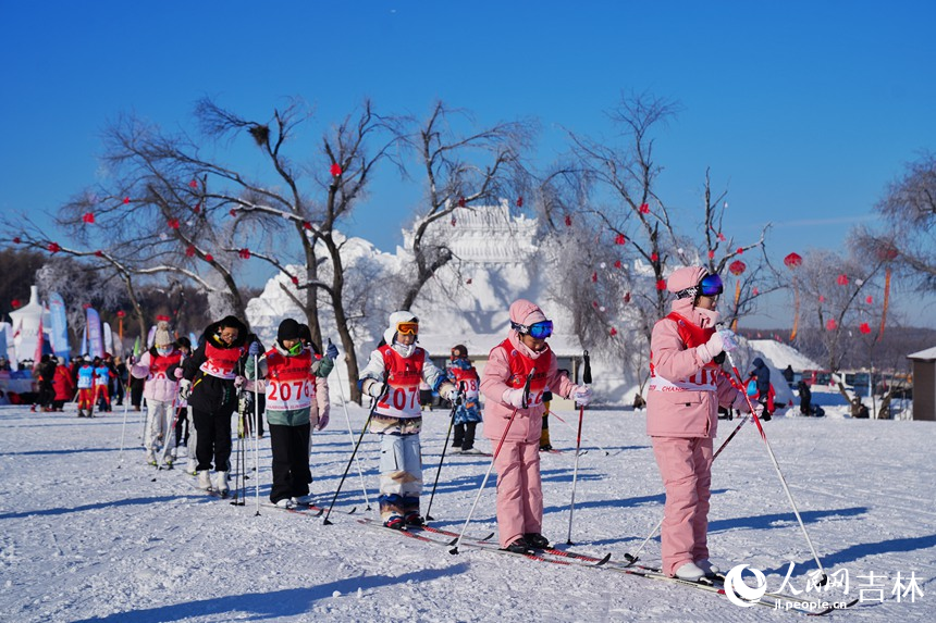 青少年在賽前進行熱身運動。人民網記者 李洋攝