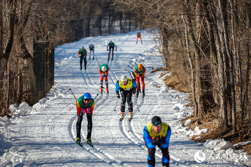 選手們馳騁在森林賽道中。人民網(wǎng)記者 李洋攝