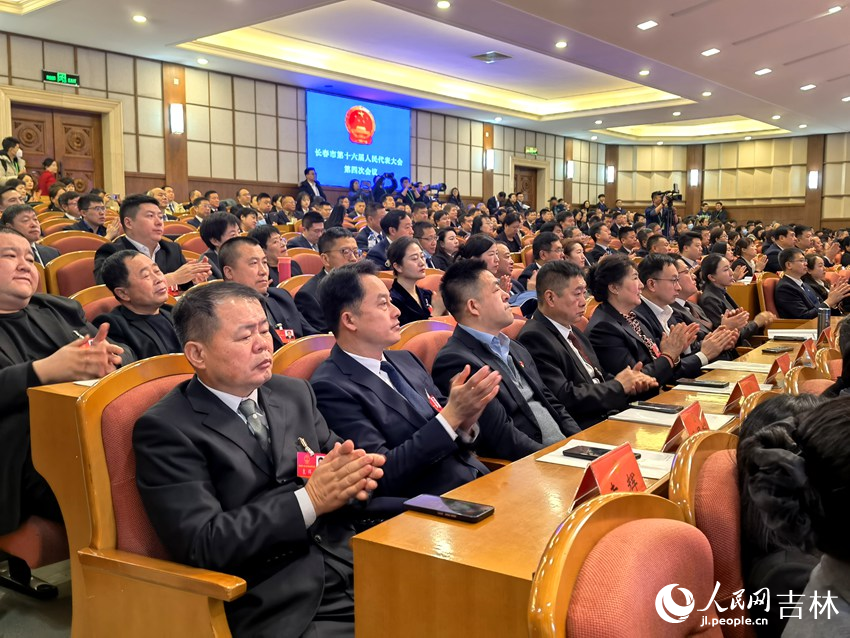 長春市第十六屆人民代表大會第四次會議開幕。人民網(wǎng)記者馬俊華攝