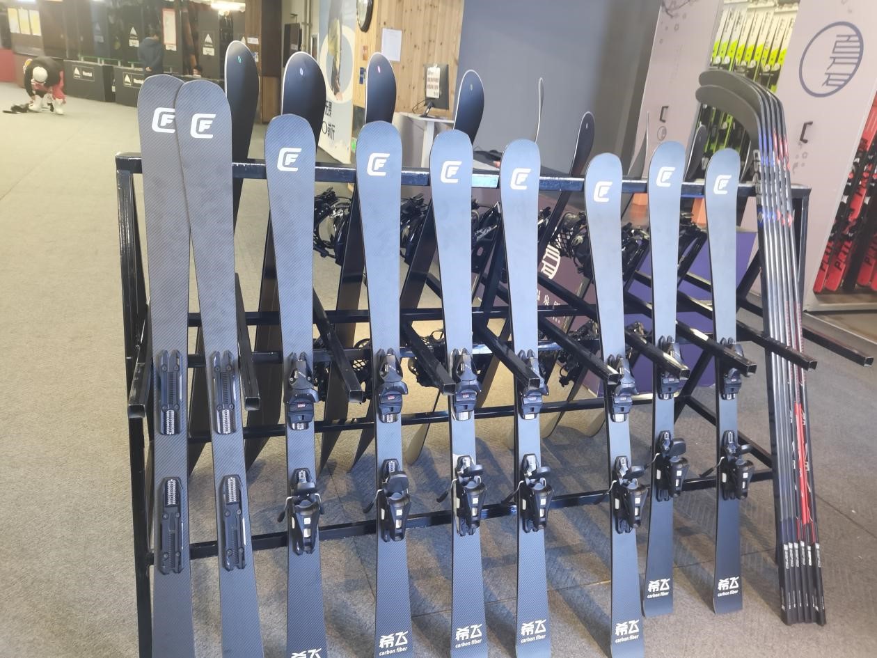 北大湖滑雪度假區(qū)展示的碳纖維滑雪板。(受訪者供圖)