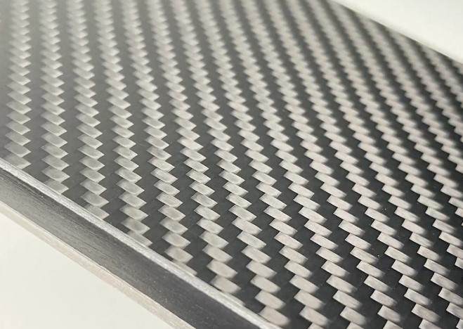 吉林化纖集團(tuán)責(zé)任有限公司自主品牌滑雪板表層鋪滿碳纖維。(受訪者供圖)