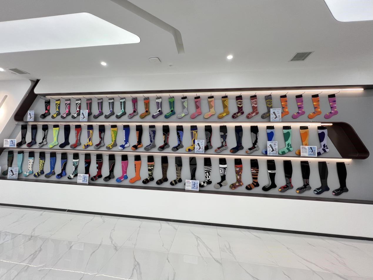 遼源北方襪業(yè)集團(tuán)堅(jiān)持科技創(chuàng)新,冰雪襪種類不斷增多。人民網(wǎng)記者 王海躍攝