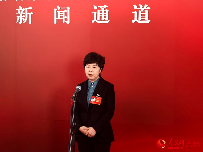 吉林省政協(xié)委員、遼源市第五中學(xué)黨委書記崔金華。人民網(wǎng)記者 關(guān)思聰攝