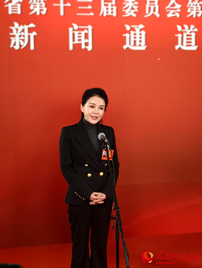 吉林省政協(xié)委員、延邊畜牧開發(fā)集團(tuán)有限公司董事長(zhǎng)呂愛輝。人民網(wǎng)記者 關(guān)思聰攝